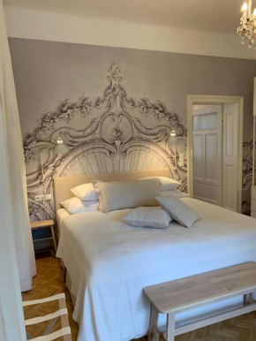 White Flat by GrazRentals with cool location & free parking